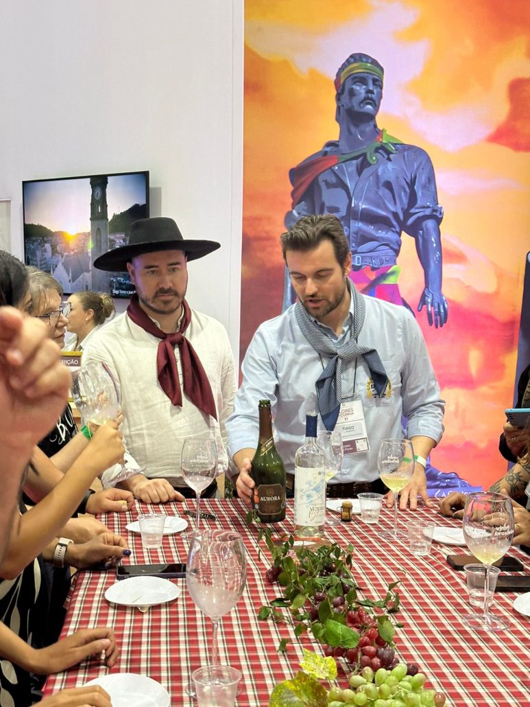 Encontro dos gigantes: vinhos do RS brilham no Salão Nacional do Turismo