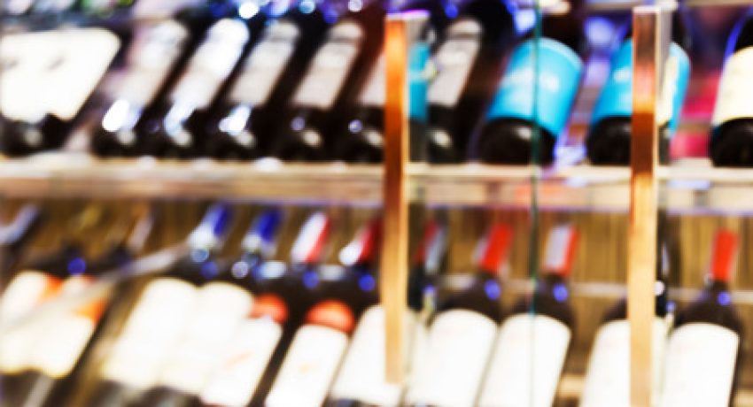 41562518-armário-de-adega-de-vinho-borrado-abstrato-no-restaurante-de-luxo