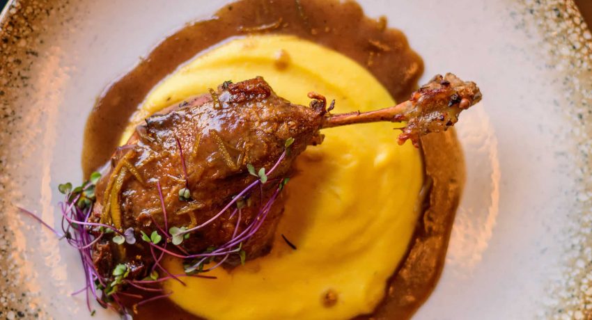 Coxa de pato confitada ao julienne de laranja sobre cama de mousseline de baroa_