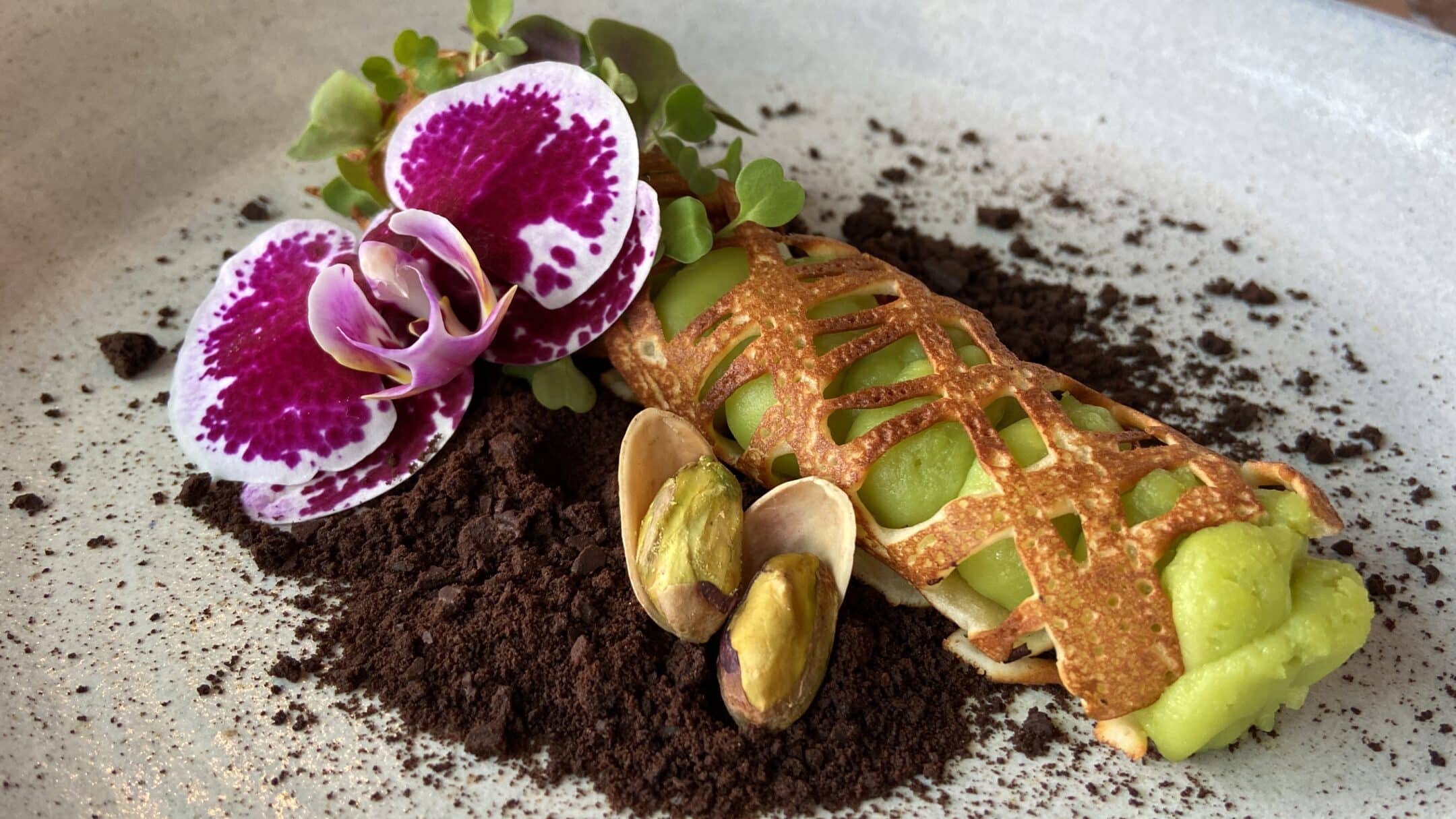 Cannoli sob a cama de areia de chocolate e recheado com um delicioso creme de pistache_Matheus Grilo Divulgação