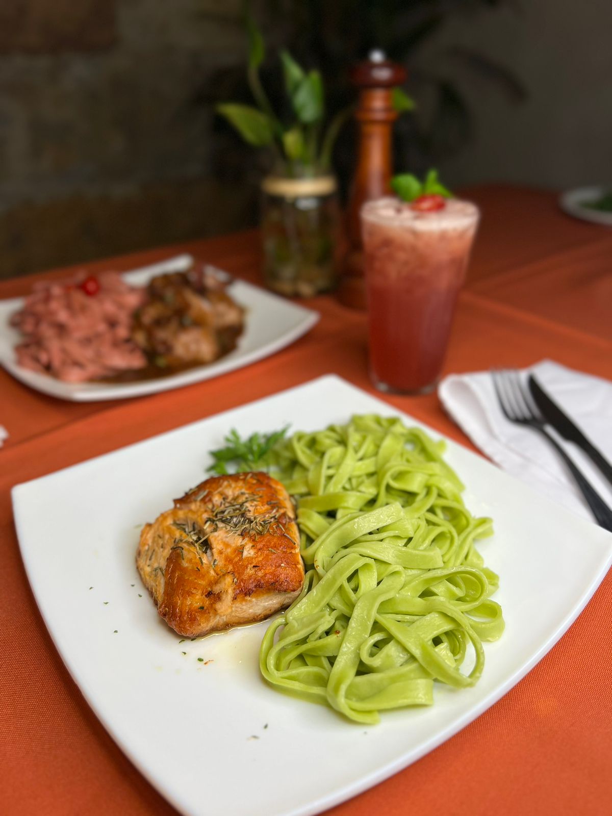 salmão ao forno com fettuccine de espinafre - Don Romano - Divulgação (2)