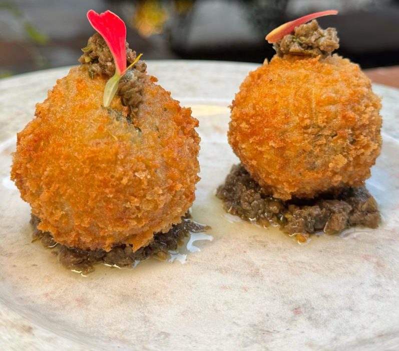 Bolinho de bacalhau com tapenade - Blas - Divulgação